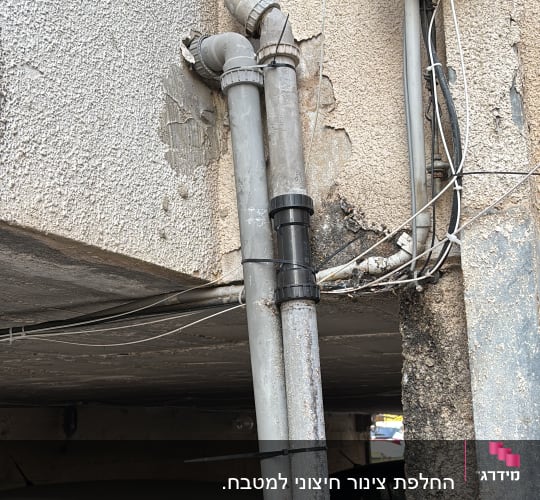 צינורות פלסטיק מחוברים לקיר עם חיבורים